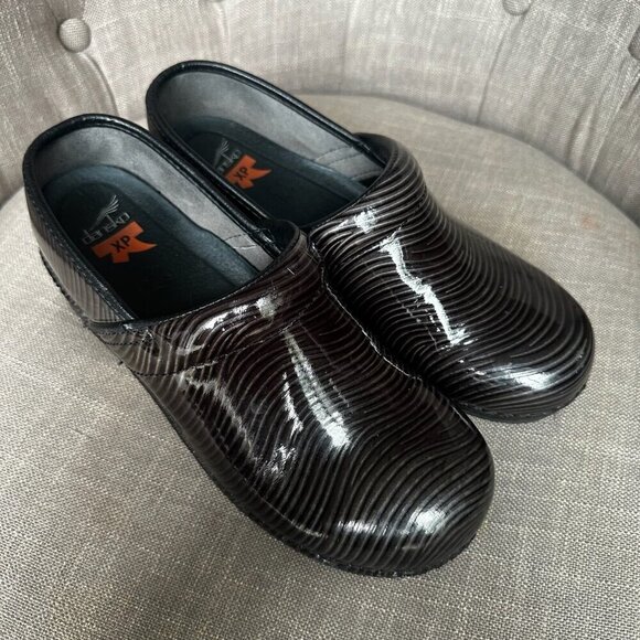 Dansko XP Clogs Sz 41 Black Grey Zebra Stripe Nursing Resistant Comfort Shoes - Picture 2 of 10